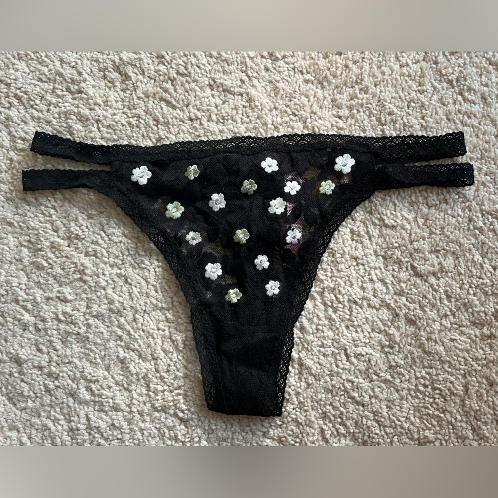 New Victoria's Secret PINK string thong, black lace with embroidered flowers - M